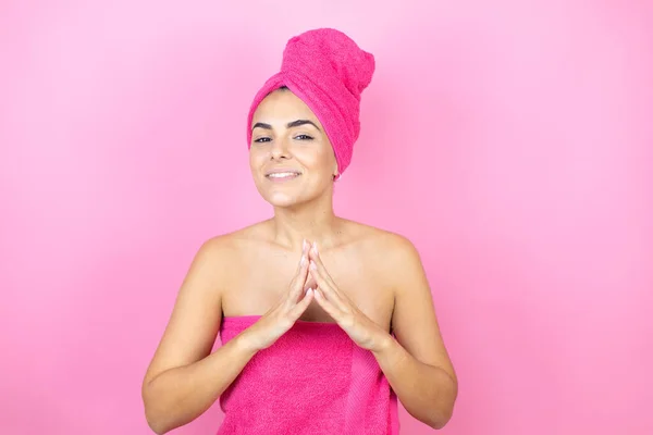 Jonge Mooie Vrouw Het Dragen Van Douche Handdoek Bad Staan — Stockfoto