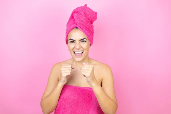 Jonge Mooie Vrouw Het Dragen Van Douche Handdoek Bad Staan — Stockfoto