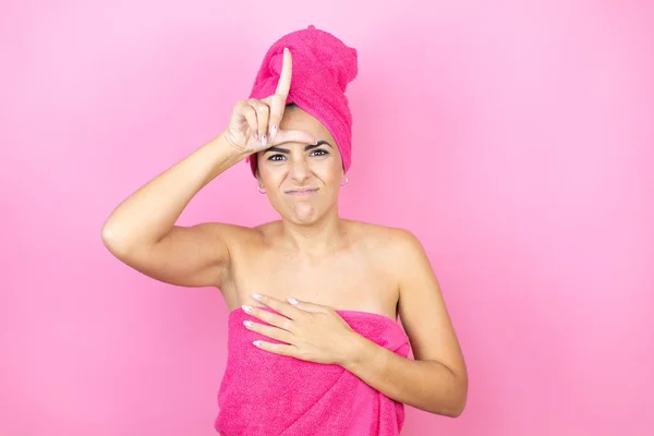 Jonge Mooie Vrouw Het Dragen Van Douche Handdoek Bad Staan — Stockfoto