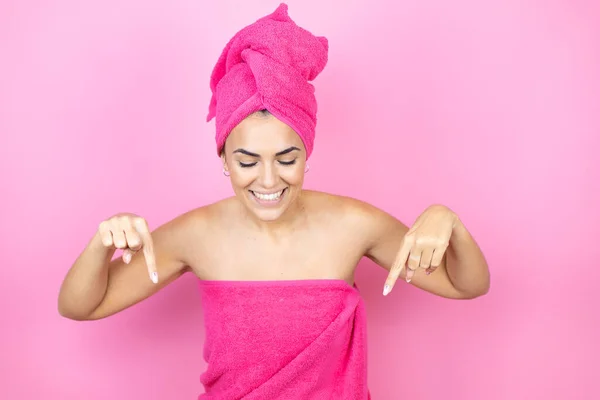 Jonge Mooie Vrouw Het Dragen Van Douche Handdoek Bad Staan — Stockfoto