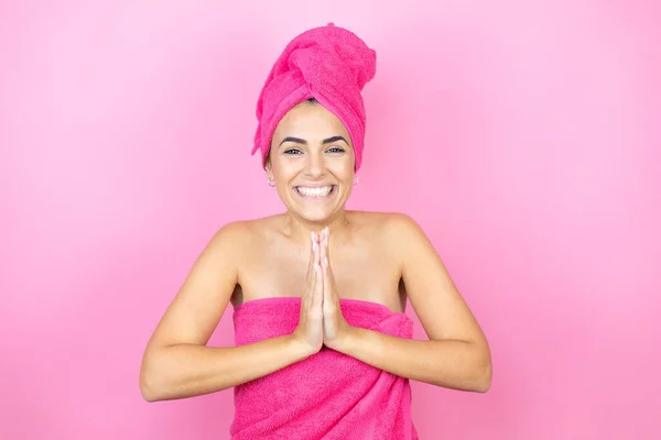 Jonge Mooie Vrouw Het Dragen Van Douche Handdoek Bad Staan — Stockfoto