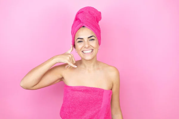 Jonge Mooie Vrouw Het Dragen Van Douche Handdoek Bad Staan — Stockfoto