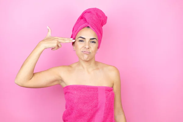 Junge Schöne Frau Mit Duschtuch Nach Bad Vor Isoliertem Rosa — Stockfoto