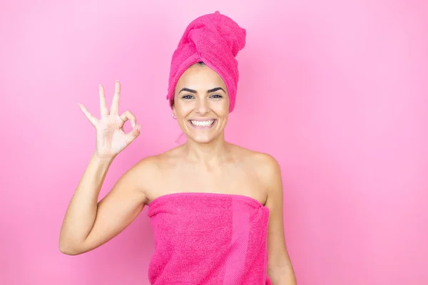 Jonge Mooie Vrouw Met Douche Handdoek Bad Staan Geïsoleerde Roze — Stockfoto