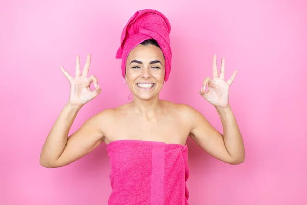 Jonge Mooie Vrouw Met Douche Handdoek Bad Staan Geïsoleerde Roze — Stockfoto