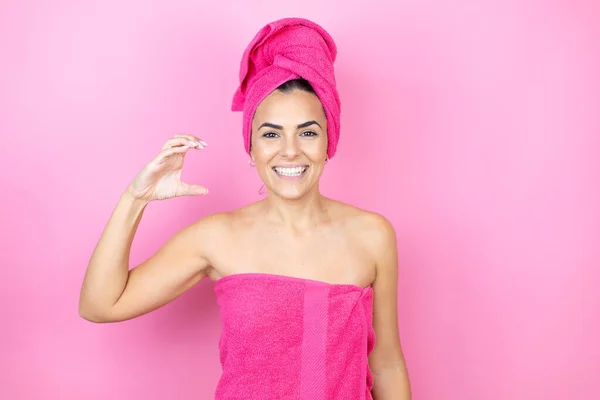 Fiatal Gyönyörű Visel Zuhanytörölközőt Fürdés Után Áll Felett Elszigetelt Rózsaszín — Stock Fotó