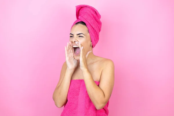 Junge Schöne Frau Trägt Duschtuch Nach Dem Bad Vor Isolierten — Stockfoto