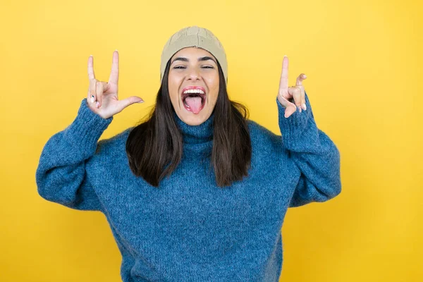 Jovem Mulher Bonita Vestindo Suéter Casual Azul Chapéu Gritando Com — Fotografia de Stock