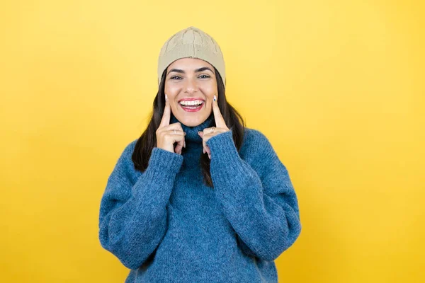 Młoda Piękna Kobieta Ubrana Niebieski Sweter Wełniany Kapelusz Uśmiechem Twarzy — Zdjęcie stockowe