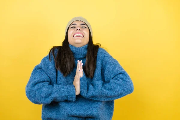 파란색 스웨터를 모자를 아름다운 여성이 희망의 표정으로 기도하는 감정적 스러운 — 스톡 사진