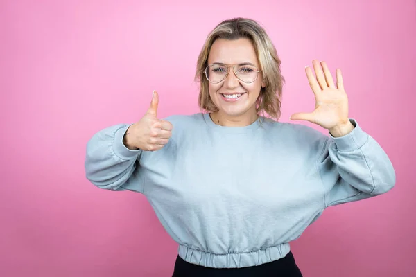 Ung Kaukasiska Kvinna Bär Tröja Över Rosa Bakgrund Visar Och — Stockfoto