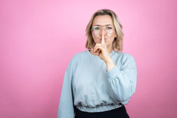 Jonge Blanke Vrouw Draagt Sweatshirt Roze Achtergrond Vraagt Stil Zijn — Stockfoto