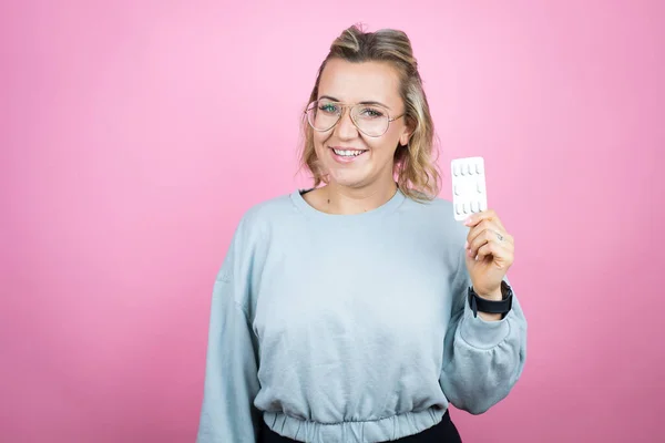 Ung Kaukasisk Kvinna Bär Tröja Över Rosa Bakgrund Hålla Tablett — Stockfoto