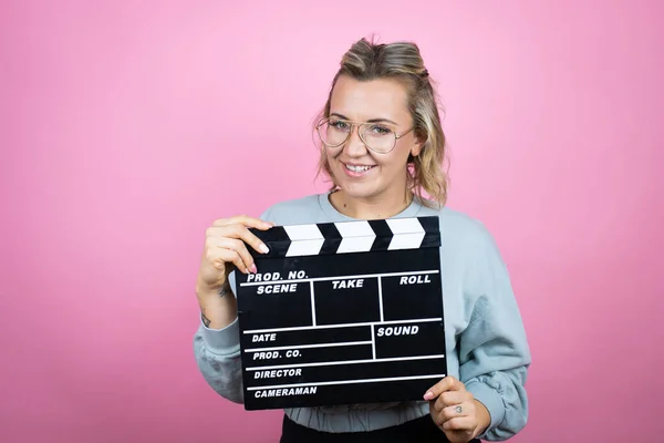 Young Caucasian Woman Wearing Sweatshirt Pink Background Holding Clapperboard Very — Stock Photo, Image