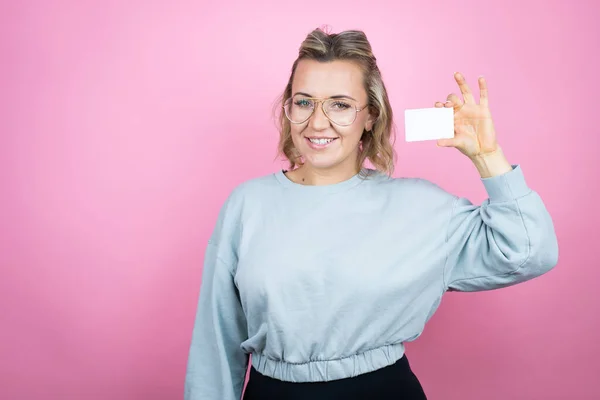 Ung Kaukasiska Kvinna Bär Tröja Över Rosa Bakgrund Leende Och — Stockfoto