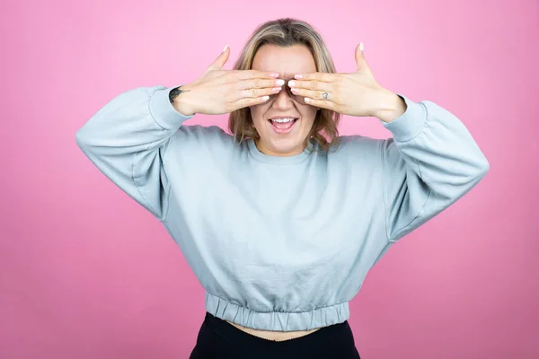 Junge Kaukasische Frau Sweatshirt Über Rosa Hintergrund Bedeckt Augen Mit — Stockfoto