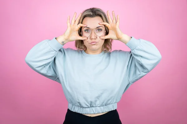 Junge Kaukasische Frau Sweatshirt Vor Rosa Hintergrund Versucht Die Augen — Stockfoto