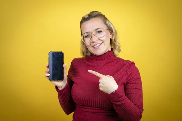 Ung Kaukasiska Kvinna Bär Casual Röd Shirt Över Gul Bakgrund — Stockfoto