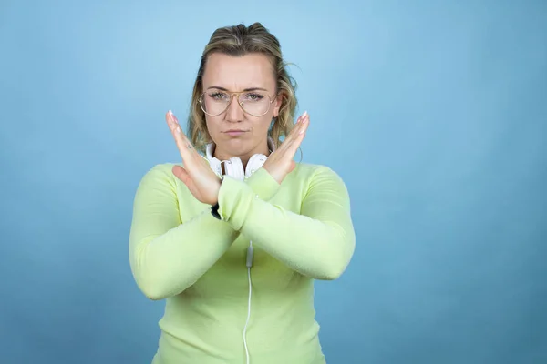 Mulher Branca Jovem Usando Fones Ouvido Pescoço Sobre Fundo Azul — Fotografia de Stock