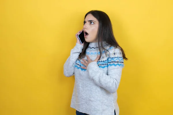 Młoda Kaukaska Kobieta Ubrana Luźny Sweter Żółtym Tle Rozmawiająca Przez — Zdjęcie stockowe