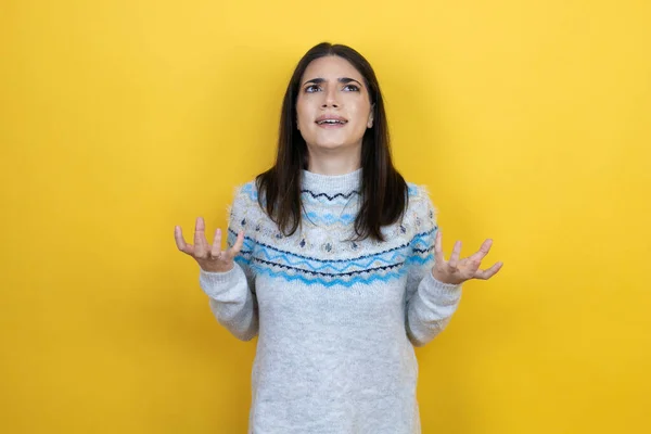 Mulher Branca Jovem Vestindo Camisola Casual Sobre Fundo Amarelo Louco — Fotografia de Stock