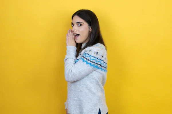 Mulher Caucasiana Jovem Vestindo Camisola Casual Sobre Fundo Amarelo Mão — Fotografia de Stock