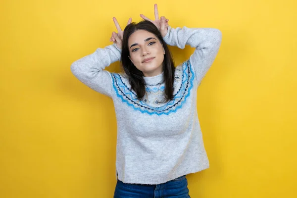 Młoda Kaukaska Kobieta Ubrana Luźny Sweter Żółtym Tle Pozowanie Śmieszne — Zdjęcie stockowe