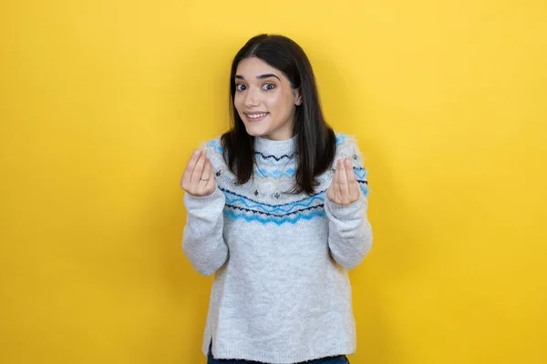 Jonge Kaukasische Vrouw Dragen Casual Trui Gele Achtergrond — Stockfoto