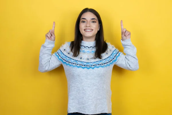 Młoda Kaukaska Kobieta Ubrana Luźny Sweter Żółtym Tle Uśmiechnięta Patrząca — Zdjęcie stockowe