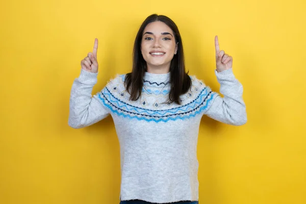 Giovane Donna Caucasica Indossa Maglione Casual Sfondo Giallo Sorridente Guardando — Foto Stock