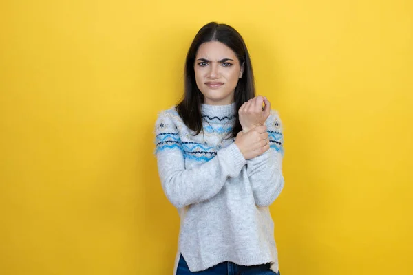 Młoda Kaukaska Kobieta Ubrana Luźny Sweter Żółtym Tle Cierpiąca Ból — Zdjęcie stockowe