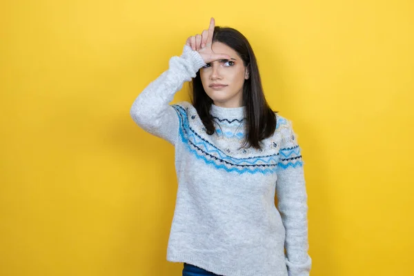 Młoda Kaukaska Kobieta Ubrana Luźny Sweter Żółtym Tle Nabija Się — Zdjęcie stockowe