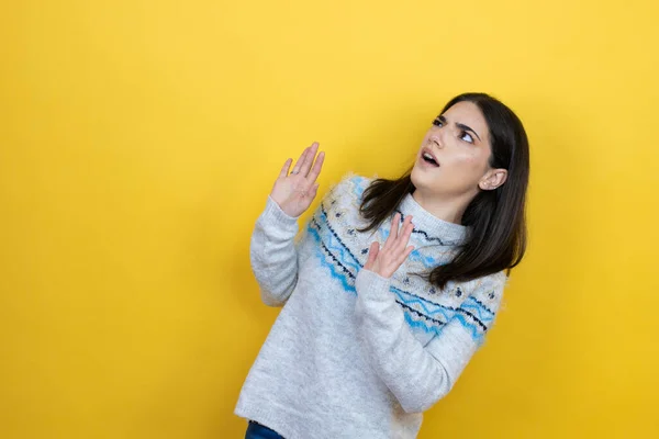 Mulher Caucasiana Jovem Vestindo Camisola Casual Sobre Fundo Amarelo Assustado — Fotografia de Stock