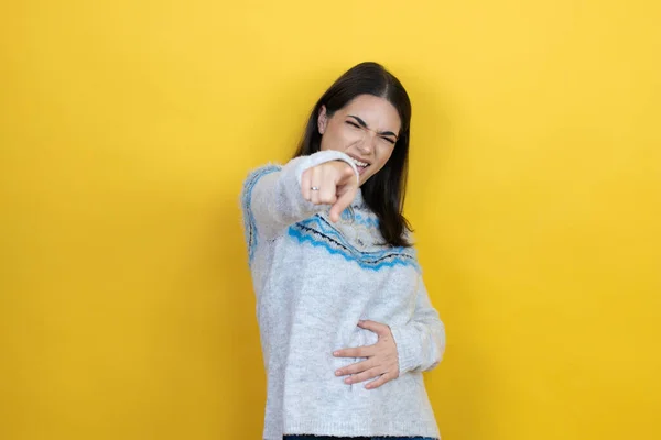 Giovane Donna Caucasica Indossa Maglione Casual Sfondo Giallo Ridendo Puntando — Foto Stock