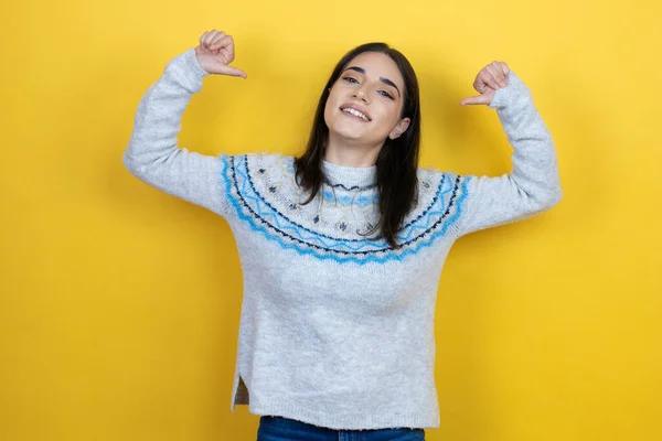 Młoda Kaukaska Kobieta Ubrana Luźny Sweter Żółtym Tle Wyglądająca Pewnie — Zdjęcie stockowe
