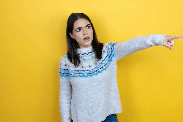 Młoda Kaukaska Kobieta Ubrana Luźny Sweter Żółtym Tle Wskazując Palcem — Zdjęcie stockowe
