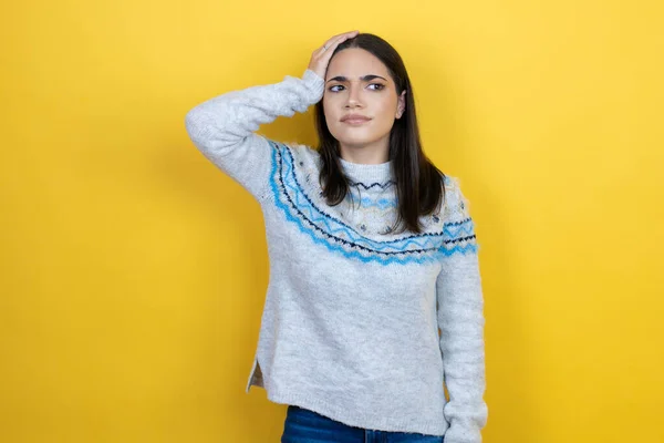Młoda Biała Kobieta Ubrana Luźny Sweter Żółtym Tle Kładąca Jedną — Zdjęcie stockowe