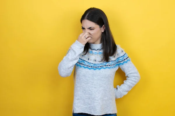 평상복같은 스웨터를 여성은 손가락을 악취가 역겨운 냄새를 맡았다 — 스톡 사진