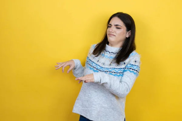Młoda Kaukaska Kobieta Ubrana Luźny Sweter Żółtym Tle Brzydzi Się — Zdjęcie stockowe