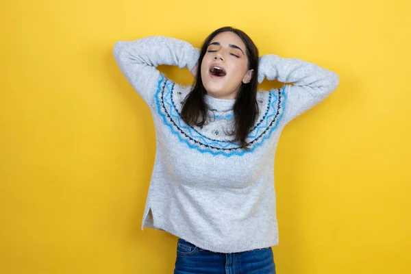 스웨터를 코카서스 여성은 긴장을 늘어지게 머리와 행복하게 웃는다 — 스톡 사진