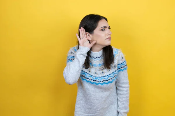 Młoda Kaukaska Kobieta Ubrana Luźny Sweter Żółtym Tle Zaskoczona Ręki — Zdjęcie stockowe