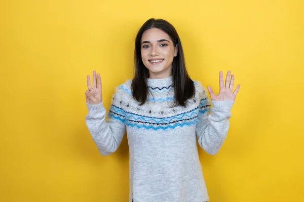 Jonge Blanke Vrouw Draagt Casual Trui Gele Achtergrond Tonen Wijzen — Stockfoto