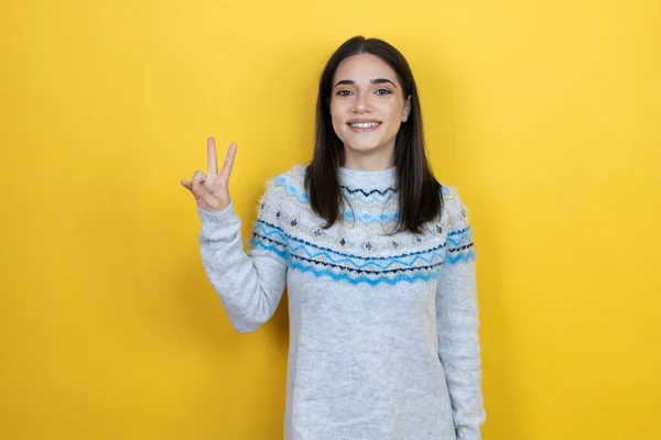 Młoda Kaukaska Kobieta Ubrana Luźny Sweter Żółtym Tle Pokazuje Wskazuje — Zdjęcie stockowe