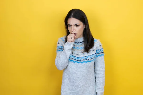 Jonge Kaukasische Vrouw Dragen Casual Trui Gele Achtergrond Met Haar — Stockfoto