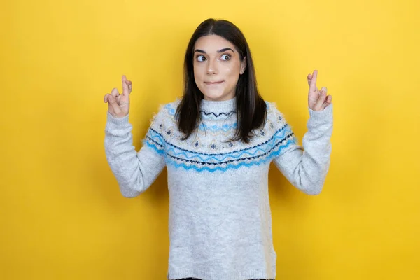 Jonge Kaukasische Vrouw Dragen Casual Trui Gele Achtergrond Gebaren Vinger — Stockfoto