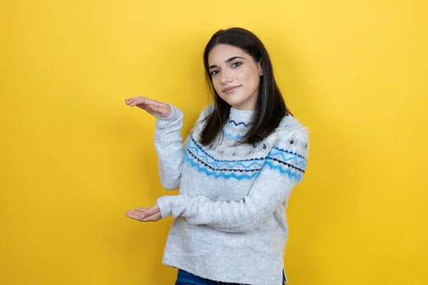 Jonge Blanke Vrouw Draagt Casual Trui Gele Achtergrond Gebaren Met — Stockfoto