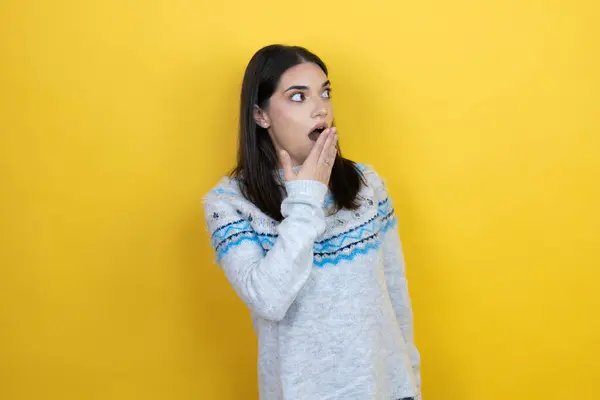 Jonge Blanke Vrouw Draagt Casual Trui Gele Achtergrond Bekleding Mond — Stockfoto