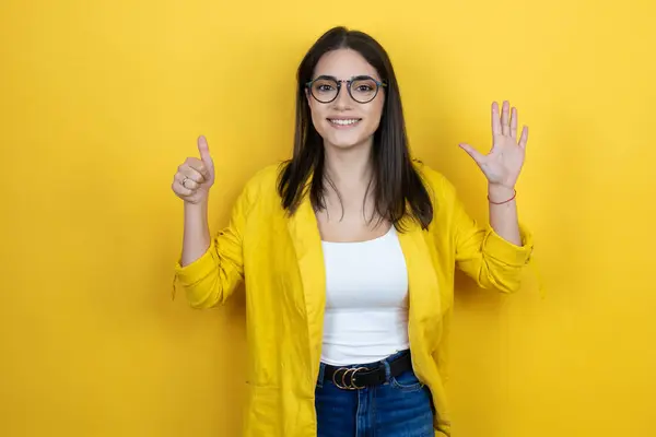 Giovane Donna Affari Bruna Indossa Giacca Gialla Sfondo Giallo Mostrando — Foto Stock