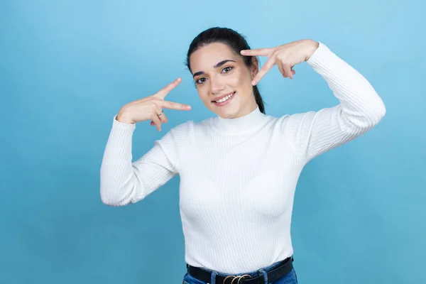 Jonge Blanke Vrouw Dragen Witte Trui Blauwe Achtergrond Doen Vrede — Stockfoto