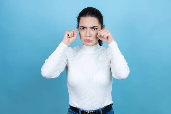 Jonge Blanke Vrouw Draagt Witte Trui Blauwe Achtergrond Depressief Zorgen — Stockfoto